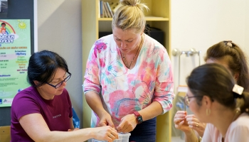 Bead weaving on looms: the modern transformation of a traditional technique